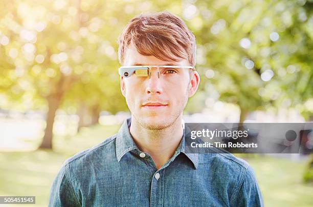 portrait of man wearing smart-glass. - datenbrille stock-fotos und bilder