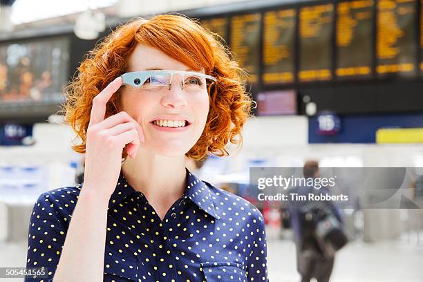woman using smart-glass at train station. - datenbrille stock-fotos und bilder