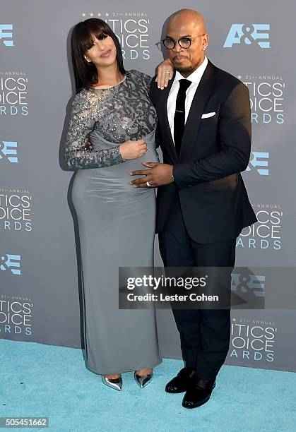 Singer Neyo and Crystal Renay attend the 21st Annual Critics' Choice Awards at Barker Hangar on January 17, 2016 in Santa Monica, California.