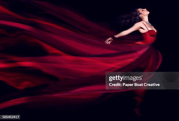 fotos e imágenes de Mujer Vestido Rojo - Getty Images fotos e imágenes de Mujer Vestido Rojo - Getty Images