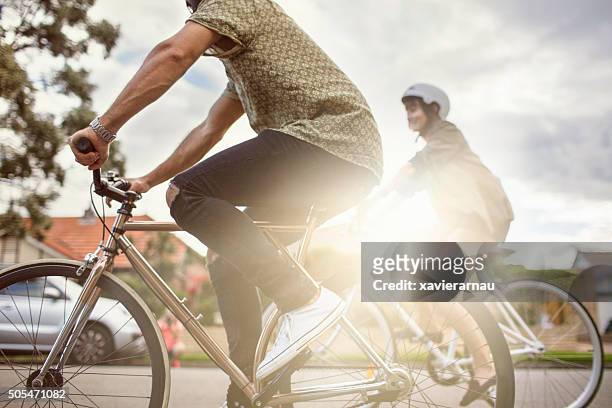 australian mitte erwachsenen paar reiten fahrräder zu hause - radfahren stock-fotos und bilder
