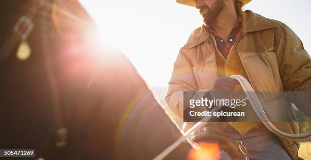 close-up do homem sentado no cavalo com sunglare - cow boy - fotografias e filmes do acervo