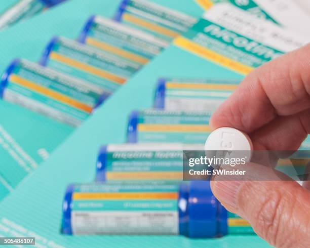 la nicotine lozenge avec emballage - remplacement photos et images de collection