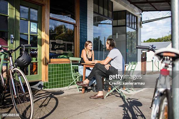 par esperando que se sirve en una cafetería en la acera - cafe outside fotografías e imágenes de stock