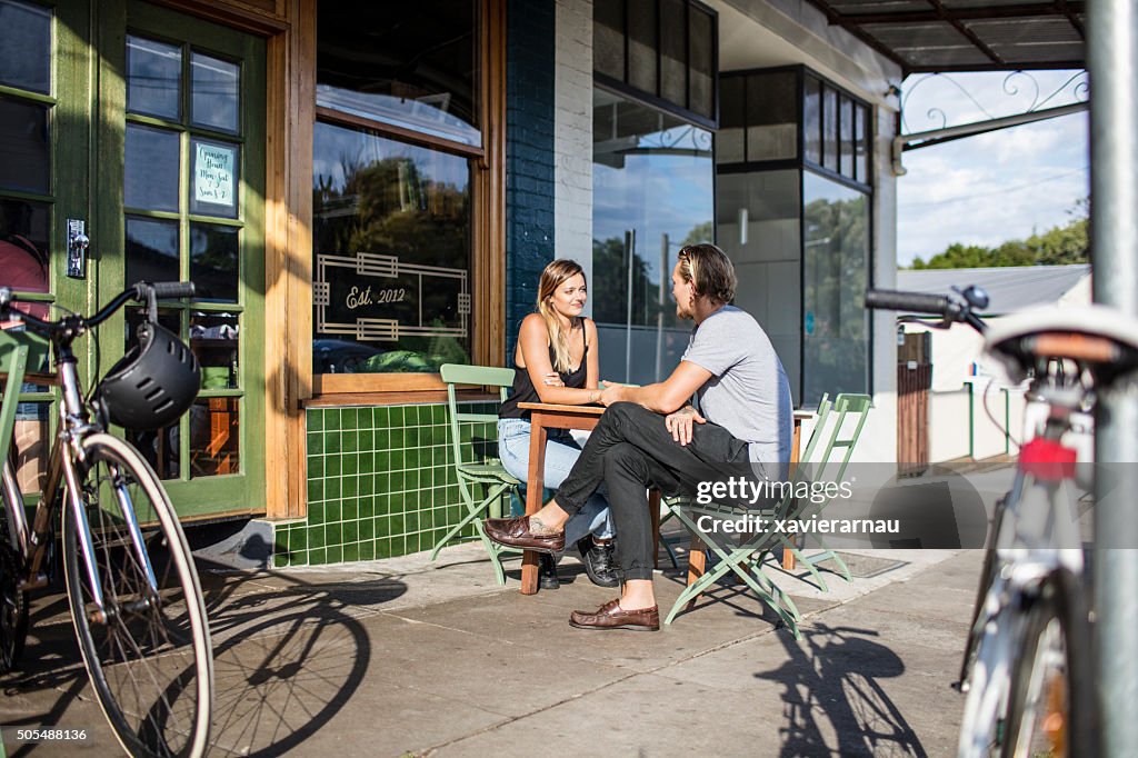 カップルのお越しをお待ちしており、歩道でお出しするコーヒーショップ