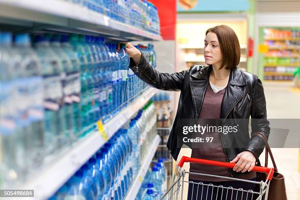 frau kauft eine flasche wasser - bottle shop stock-fotos und bilder