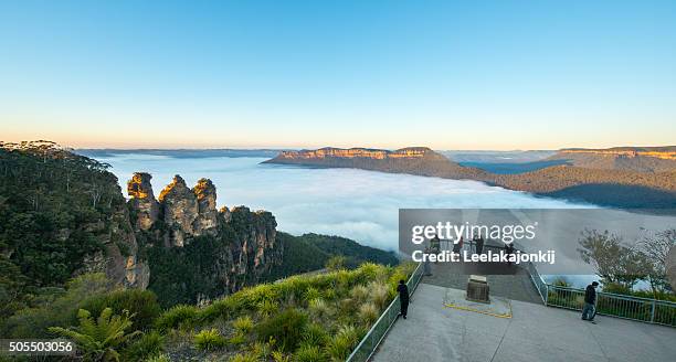 sunrise three sisters blue mountains national park. - katoomba falls stock pictures, royalty-free photos & images