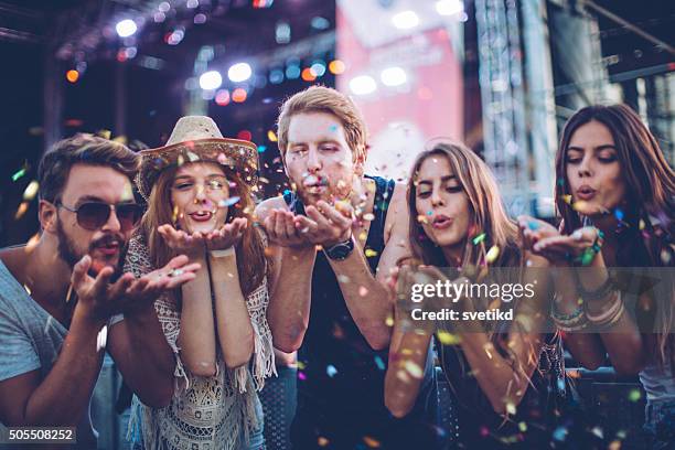 junge menschen beim konzert. - festivals stock-fotos und bilder