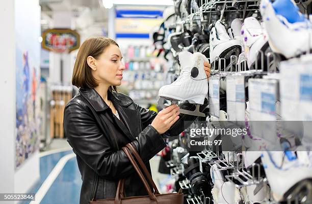 woman buys skates - sportswear shopping stockfoto's en -beelden