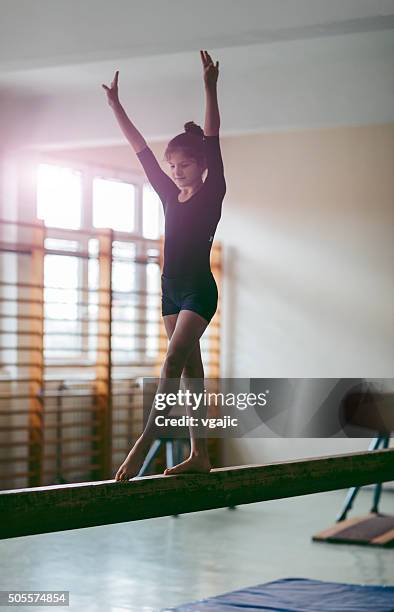 girl practicar la gimnasia. - barra de equilibrio fotografías e imágenes de stock