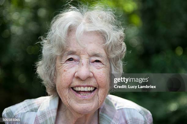 portrait of a senior lady (98) smiling broadly - mais de 90 anos - fotografias e filmes do acervo