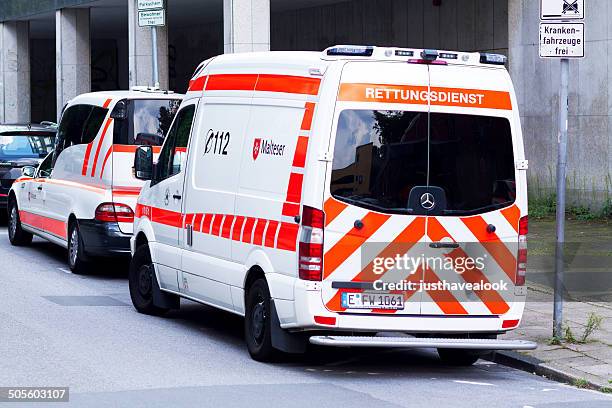 krankenwagen-autos von maltese flag - malteser stock-fotos und bilder