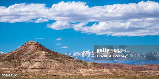 view from desert to snow capped high atlas mountains - sahara snow stock-fotos und bilder