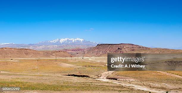 view from desert to snow capped high atlas mountains - sahara snow stock-fotos und bilder