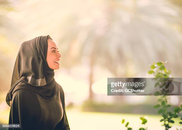 jeune fille arabe emarati - arab teen photos et images de collection
