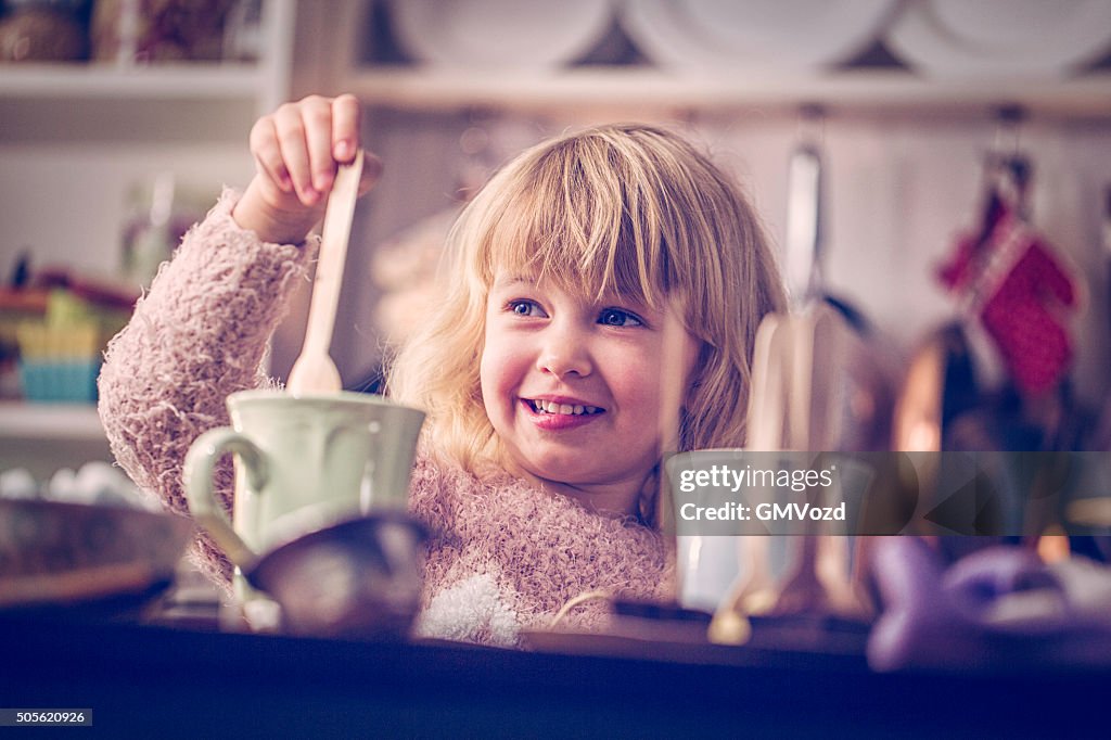 Adorable Bar et grill prépare de chocolat chaud avec cuillère