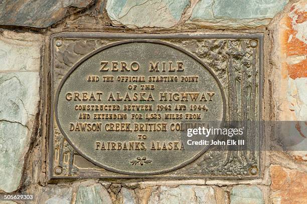 alaska highway mile 0 marker - plaque commémorative photos et images de collection
