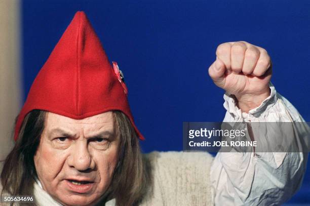 Le comédien français Michel Galabru , brandissant le poing, apparaît drapé et coiffé d'un bonnet phrygien le 11 décembre 1988 au théâtre des Buttes...