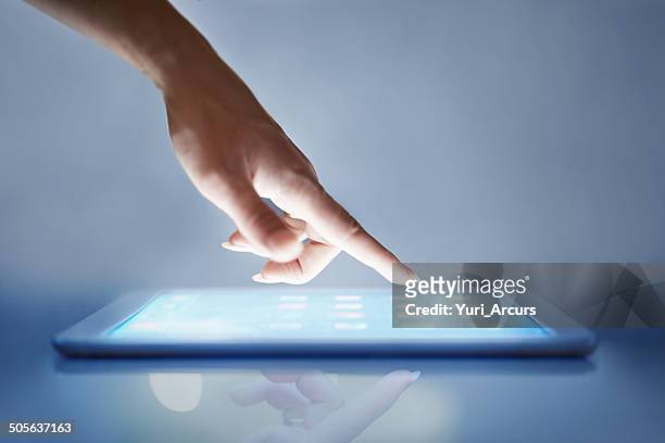 touchscreen-technologie am arbeitsplatz - finger tablet stock-fotos und bilder
