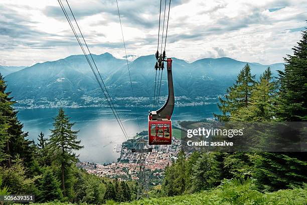cablecar zu mountain cardada in der schweiz - locarno stock-fotos und bilder