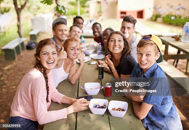 los momentos que recuerden para siempre - sólo grupo de adolescentes fotografías e imágenes de stock
