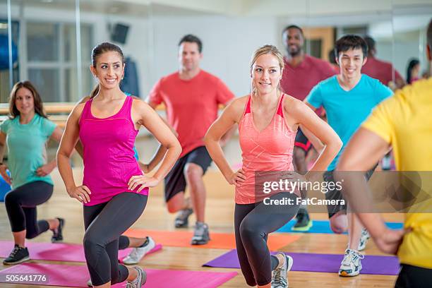 doing lunges at the gym - tank top back stock pictures, royalty-free photos & images