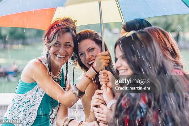 ragazze fuori in una giornata di pioggia - friends under umbrella foto e immagini stock