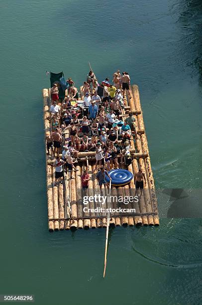 party auf einem floß, münchen, deutschland - isar münchen stock-fotos und bilder