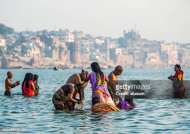 menschen ein bad im ganges varanasi indien - ganges stock-fotos und bilder