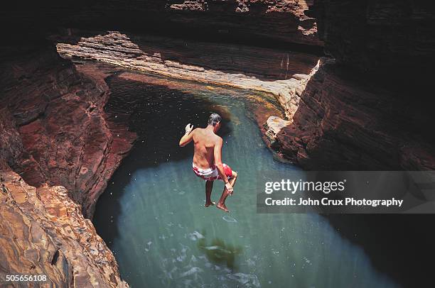 karijini cliff jumping - karijini national park fotografías e imágenes de stock