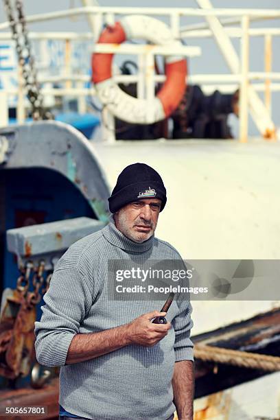 mit king-size-bett auf den hafen - portrait fisherman stock-fotos und bilder