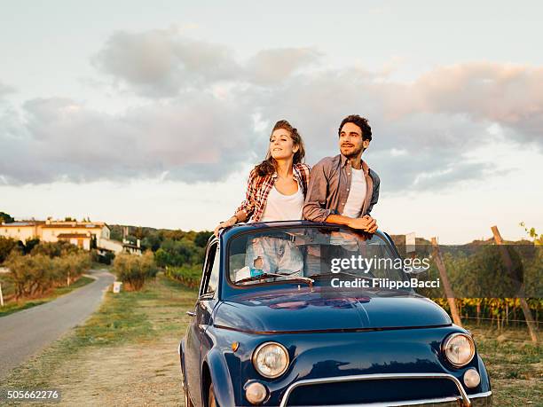 giovane coppia in viaggio con auto d'epoca - vintage car foto e immagini stock