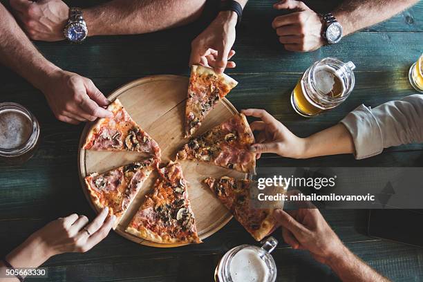 zeit für pizza! - fastfood restaurant table stock-fotos und bilder