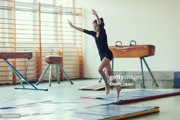 girl practicing gymnastics. - gymnastics stockfoto's en -beelden