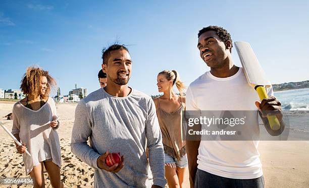 australian friends playing cricket at the beach - beach cricket 個照片及圖片檔