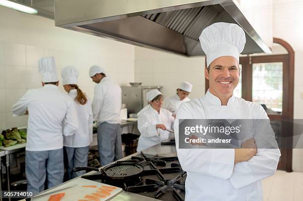 küchenchef arbeitet in einer kaufkundine - chef cook stock-fotos und bilder