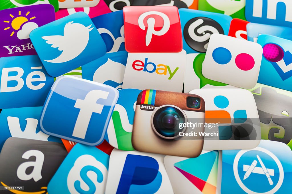 Muitos ícones de mídia Social impresso em papel