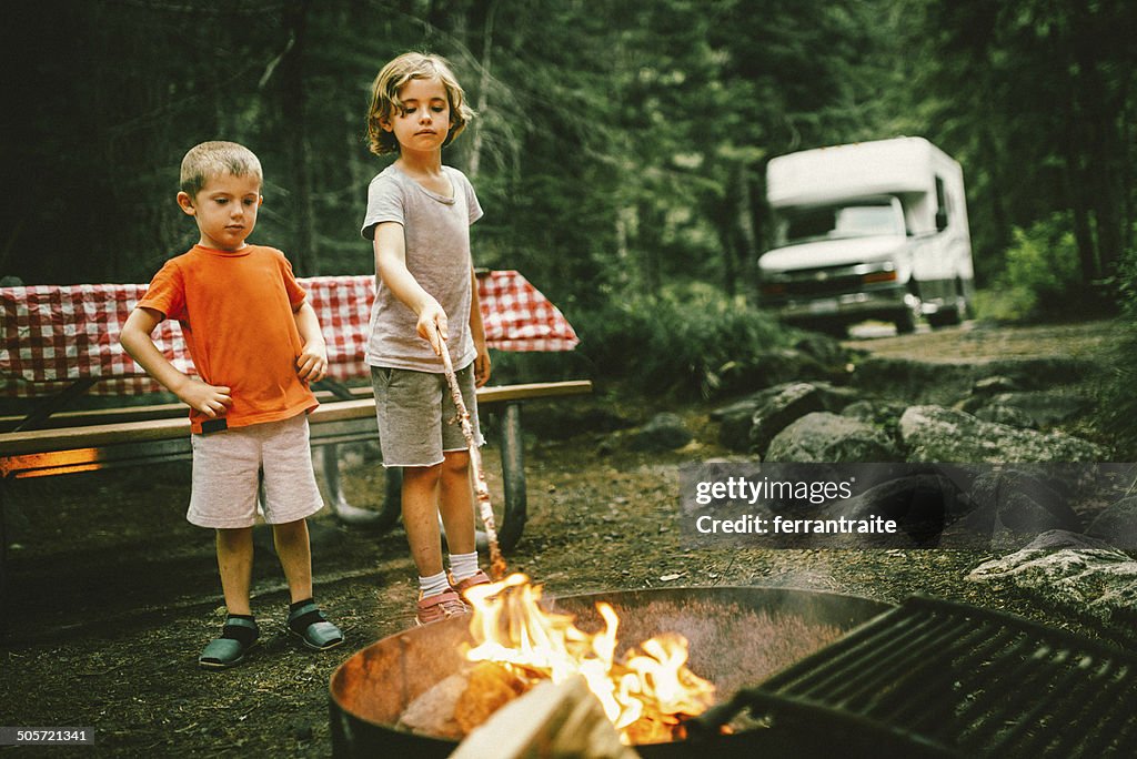 Little Camper auf Straße Reise Wohnmobil