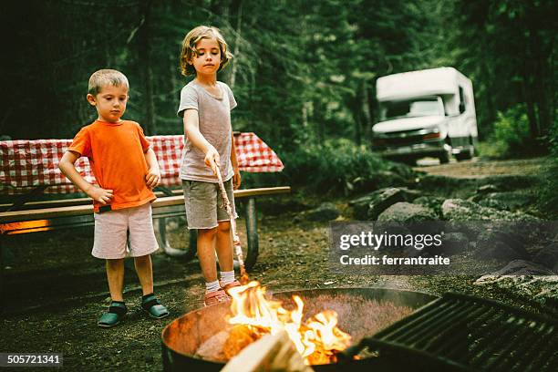 little camper auf straße reise wohnmobil - camping kid summer stock-fotos und bilder