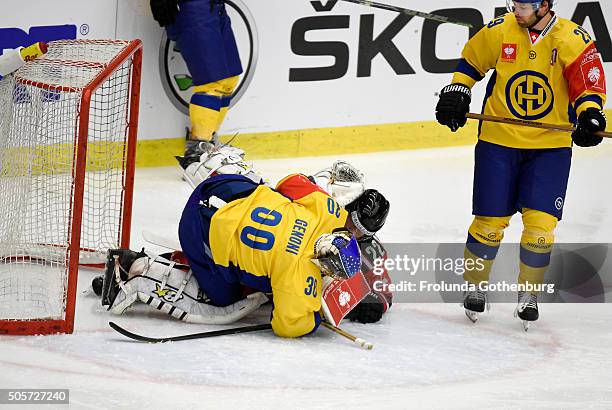 Leonardo Genoni of HC Davos Robin Figren of Frolunda Gothenburg in action during the Champions Hockey League semi final between Frolunda Gothenburg...