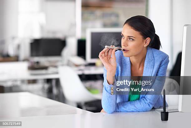 con una rápida vape entre reuniones - vaping fotografías e imágenes de stock