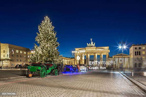 christmas tree at brandenburg gate in berlin - berlin christmas stock pictures, royalty-free photos & images