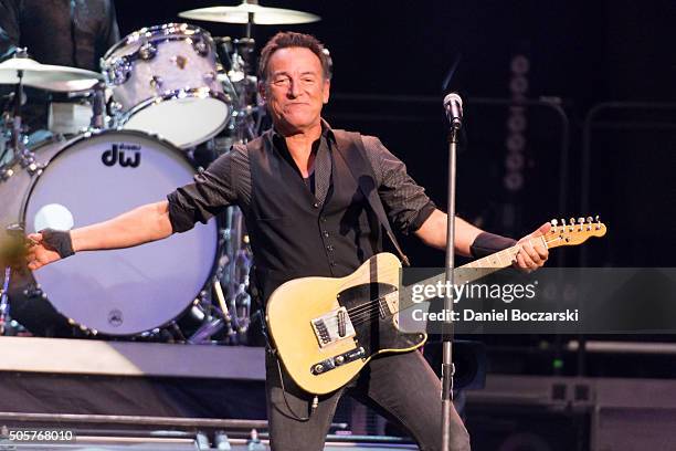 Springsteen Chicago 192 Bruce Springsteen And The E Street Band In Concert Chicago Il Stock ...
