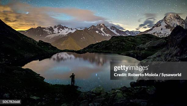 starry night lac de cheserys france - lake chesery stockfoto's en -beelden