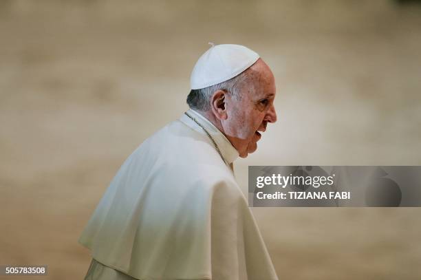 Pope Francis arrives for his weekly general audience at the Vatican on January 20, 2016. / AFP PHOTO / TIZIANA FABI