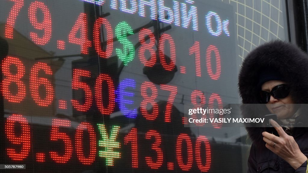 RUSSIA-ECONOMY-CURRENCY-RUBLE