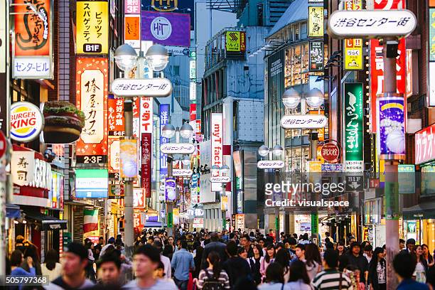 shibuya-einkaufsviertel, tokio, japan - tokyo japan stock-fotos und bilder