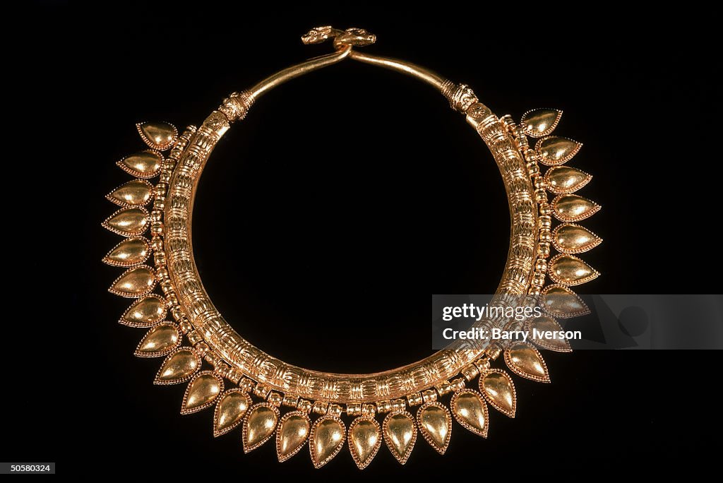 Gold necklace found by Iraqi archaeologi