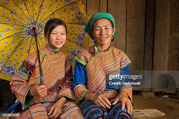vietnamita de flor hmong madre con su hija tribe of noise - minoría miao fotografías e imágenes de stock