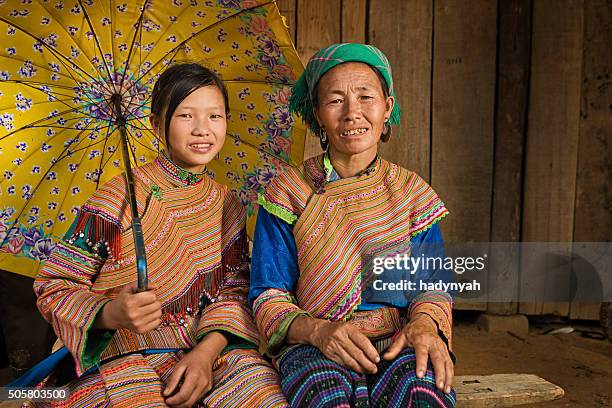 vietnamese mother from flower hmong tribe with her daughter - hmong stockfoto's en -beelden